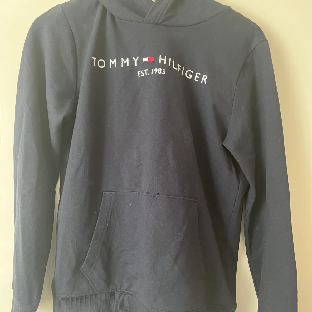 En jätte fin hoodie från Tommy Hilfiger. Passar bra nu till vintern. Köpt från barnavdelningen så är i storlek 152 men passar mig som har xs/s.. Hoodies.