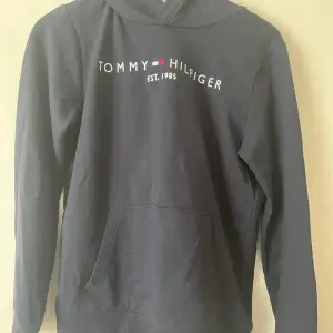 En jätte fin hoodie från Tommy Hilfiger. Passar bra nu till vintern. Köpt från barnavdelningen så är i storlek 152 men passar mig som har xs/s.