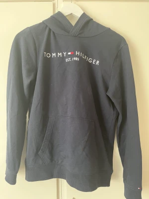 Hoodie Tommy Hilfiger - En jätte fin hoodie från Tommy Hilfiger. Passar bra nu till vintern. Köpt från barnavdelningen så är i storlek 152 men passar mig som har xs/s.