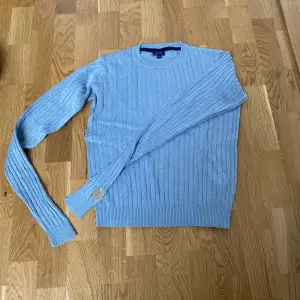 Ljusblåa tröja i S som passar M om man vill ha lite tajtare. 