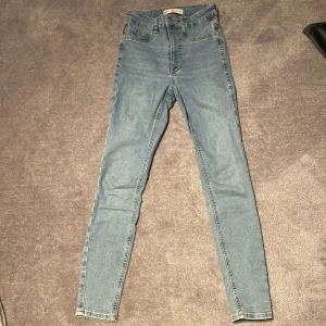 Skinny jeans  - Molly mid waist jeans från Gina Tricot. Använda endast en gång.