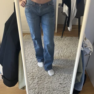Jeans - Säljer dessa ascoola och unika vintagejeans med rosa söm⚡️Bra skick förutom lite slitna längst ned som ni ser på tredje bilden!!  Storlek står tyvärr inte men jag är 164 cm och det är perfekta i längd! Hör av er vid intresse💓