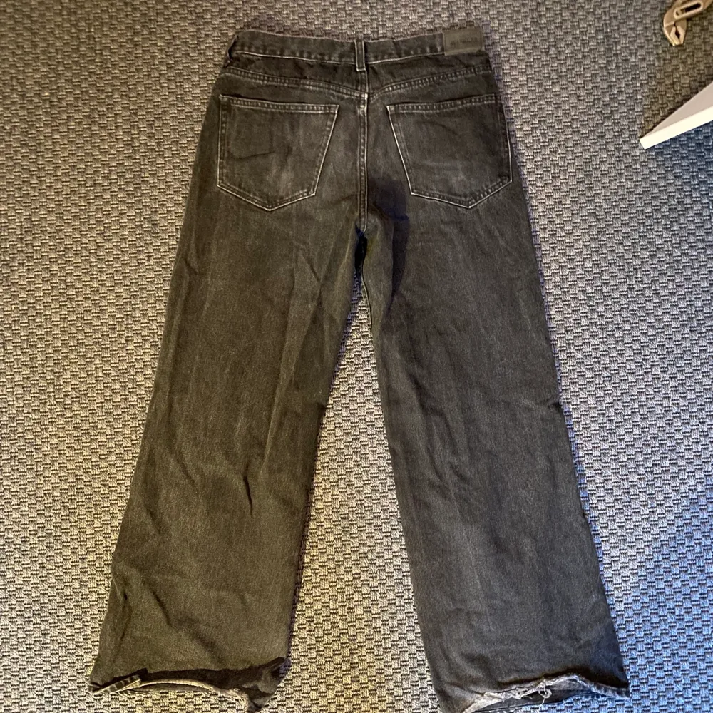 Säljer mina ”BEYOND” jeans från Weekday då jag inte använder dom längre. Toppenskick med lite slitage vid fötterna men inget oväntat.. Jeans & Byxor.