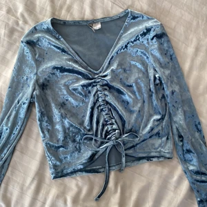 Snygg fest tröja  - Snörning i mitten som går att ändra längd på tröjan. Super skönt material. Sval och lätt att ha på sig 