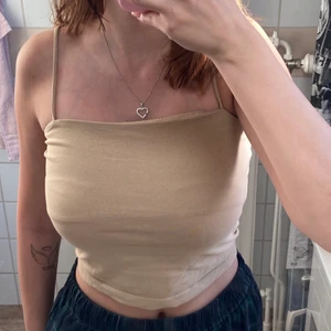 Beige linne - Ett beige linne från Gina tricot. Använt det ett få tal gånger. Jag stryker linnet innan ni får hem det såklart. Det är ett extra matrial inuti så du sliter ha bh. Du står för frakt.