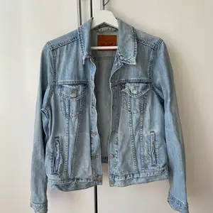 Levi’s jean jacket in size XL, bought a couple of years ago but still good as new! 