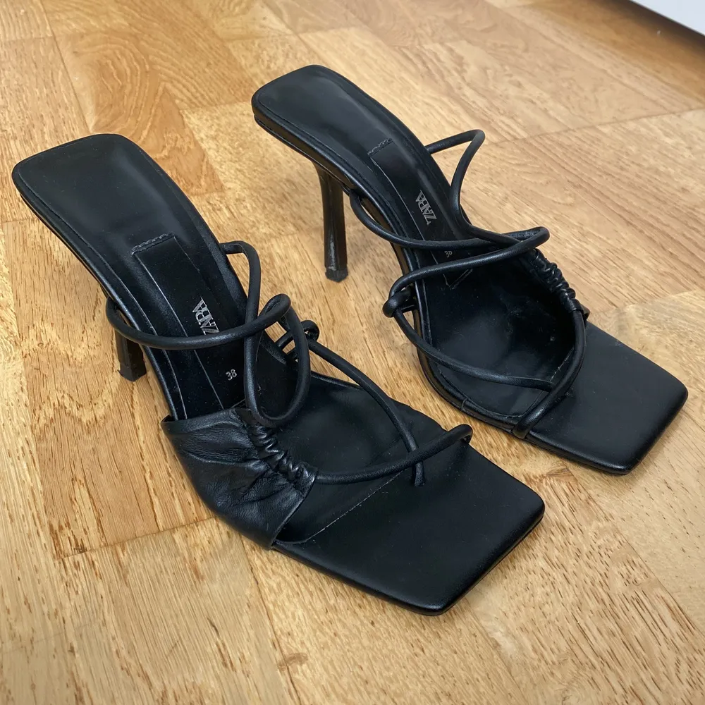 Jättesnygga utsålda klackar från zara! Tyvärr lite slitna på klacken som syns på sista bilden, men köpta för 559 kr 🥰. Kengät.