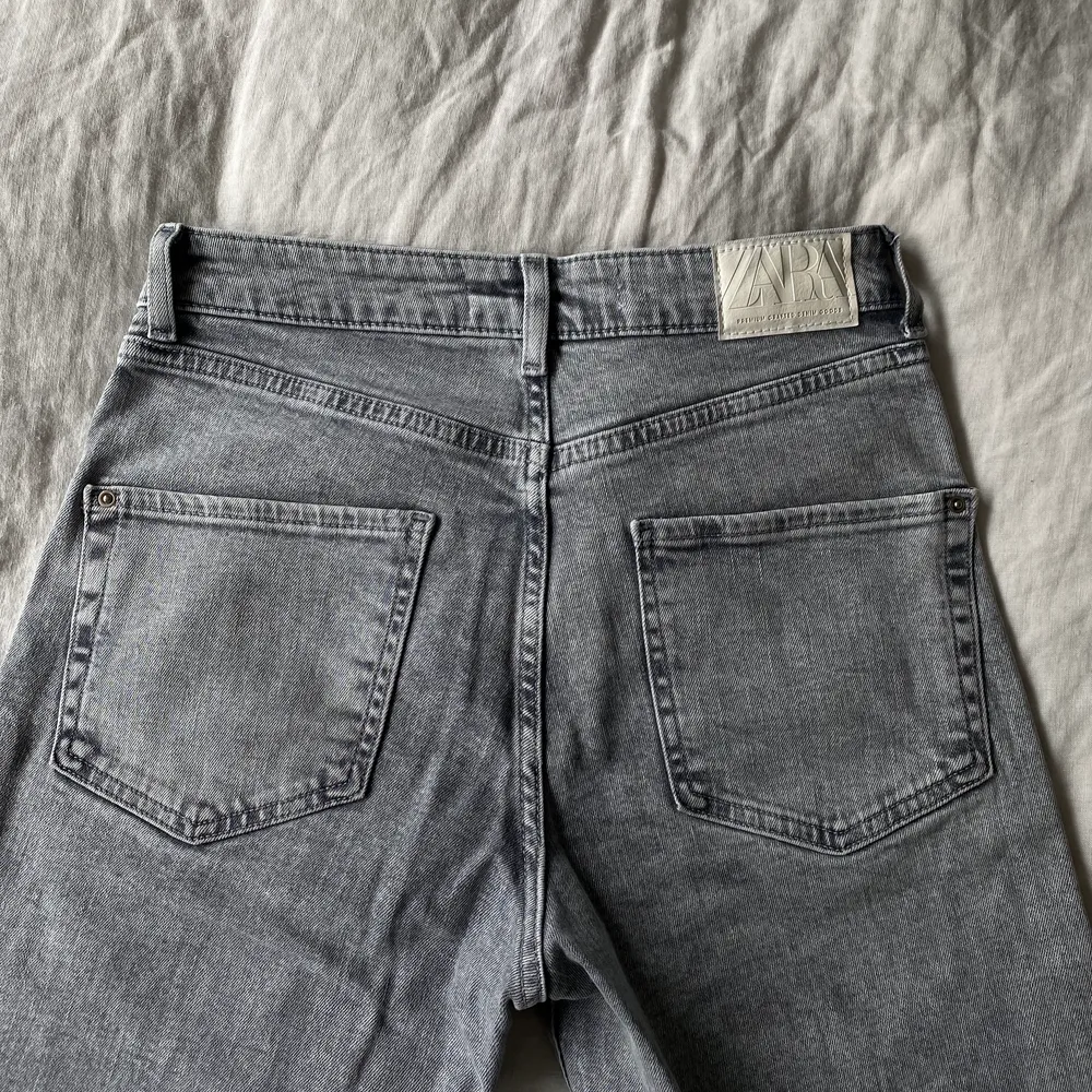 Jättesnygga midwaist flaire jeans från Zara. Jättesjuka i materialet och sjukt bekväma!! 💥. Jeans & Byxor.