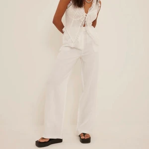 Linnebyxor - Säljer dessa slutsålda linnebyxor från NAKD - lågmidjade på mig och långa i benen (jag är 172). Frågor för fler bilder (dessa är lånade)