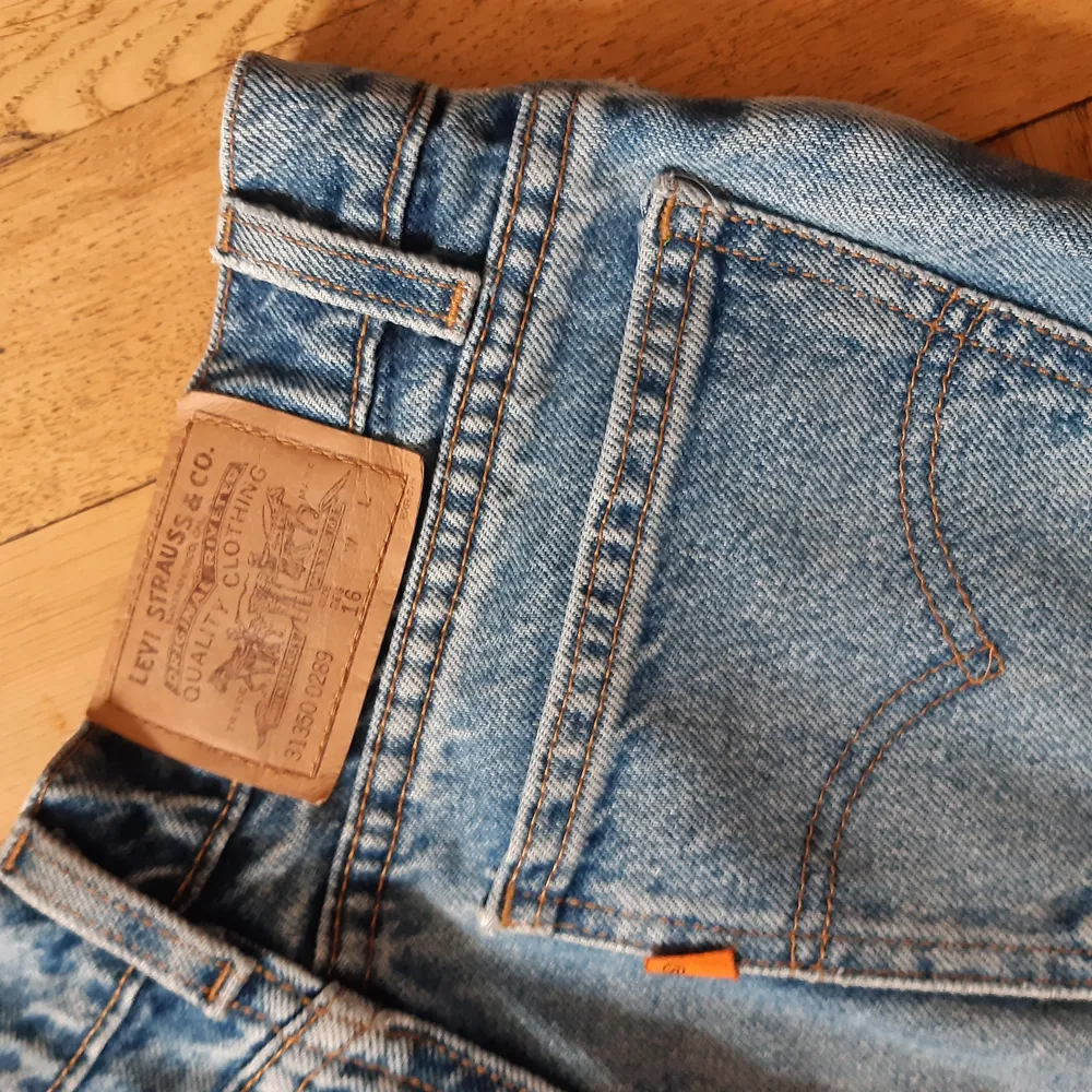 Vintage Levis jeans i väldigt fint skick. Raka/mom jeans style. Är 168 cm och jeansen slutar vid ankeln på mig. Storlek W27.  Upphämtning Nytorget eller Slussen.. Jeans & Byxor.