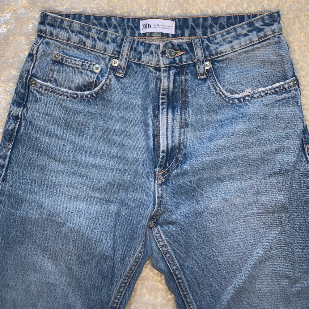 Ett par jeans från zara i rak modell och ljus tvätt storlek 36. Aldrig använda! . Jeans & Byxor.