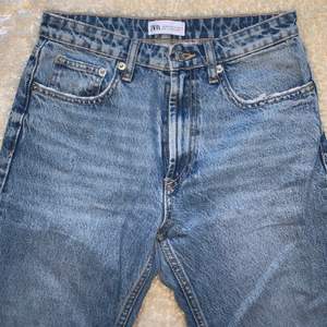 Ett par jeans från zara i rak modell och ljus tvätt storlek 36. Aldrig använda! 