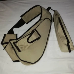 Tactical cross body bag - En tactical cross body bag som jag sytt om från en second hand väska♻️ har en avtagbar vattenflaskhållare, ett stort fack och på utsidan en liten ficka som även går att väckla ut där det finns mindre fack💖 skriv för frågor eller fler bilder!