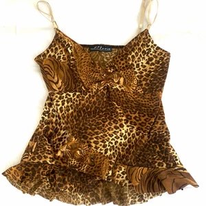 Leopard topp  - Säljer min supercoola topp i leopardmönster som är köpt i en liten butik Paris. Tyvärr är den lite för stor för mig så det är därför jag lägger ut den här🥰 Köparen står för frakt😙