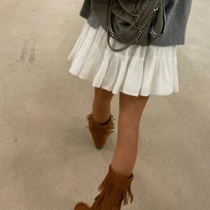 Vit volangkjol - (Första två bilderna är lånade för stylinginspo) Superfin vit volangkjol perfekt för sommaren! Storlek m men väldigt liten i storleken så passar ner till xs❤️