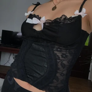 Reworked spetstopp - 100% återvunna material 💚♻️ väldigt stretchig och mjuk spets, spetsdetalj på axelbanden, och tre små babyrosa rosetter. Stängningen är på andra sidan så syns inte på bilderna men skriv och fråga om bilder💖 (det är en rad av små hakar)