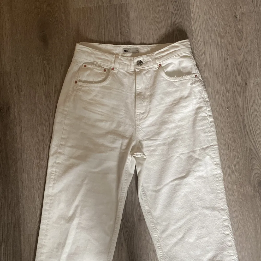 Jätte fina Vita jeans från Ginatricot i storlek 36 knabbt har använts dom en gång är i ny skick . Jeans & Byxor.