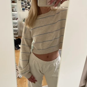 Tröja  - Superfin stickad tröja från Shein, helt ny. Frakt kostnar 66& spårbar och betalning sker via Swish ❤️❤️