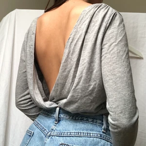 Grå v-ryggad tröja  - Grå långärmad v-ruggad tröja. Jättefin att stoppa in i byxor.