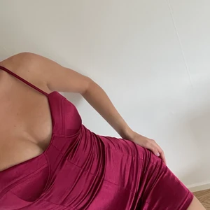 Rosa klänning  - pågrund av det känsliga materialet så är det lite trådar som gått upp. 