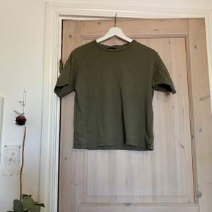 Säljer denna enfärgade t-shirt från lager 157. Väldigt bekväm, och skicket är fint!✨