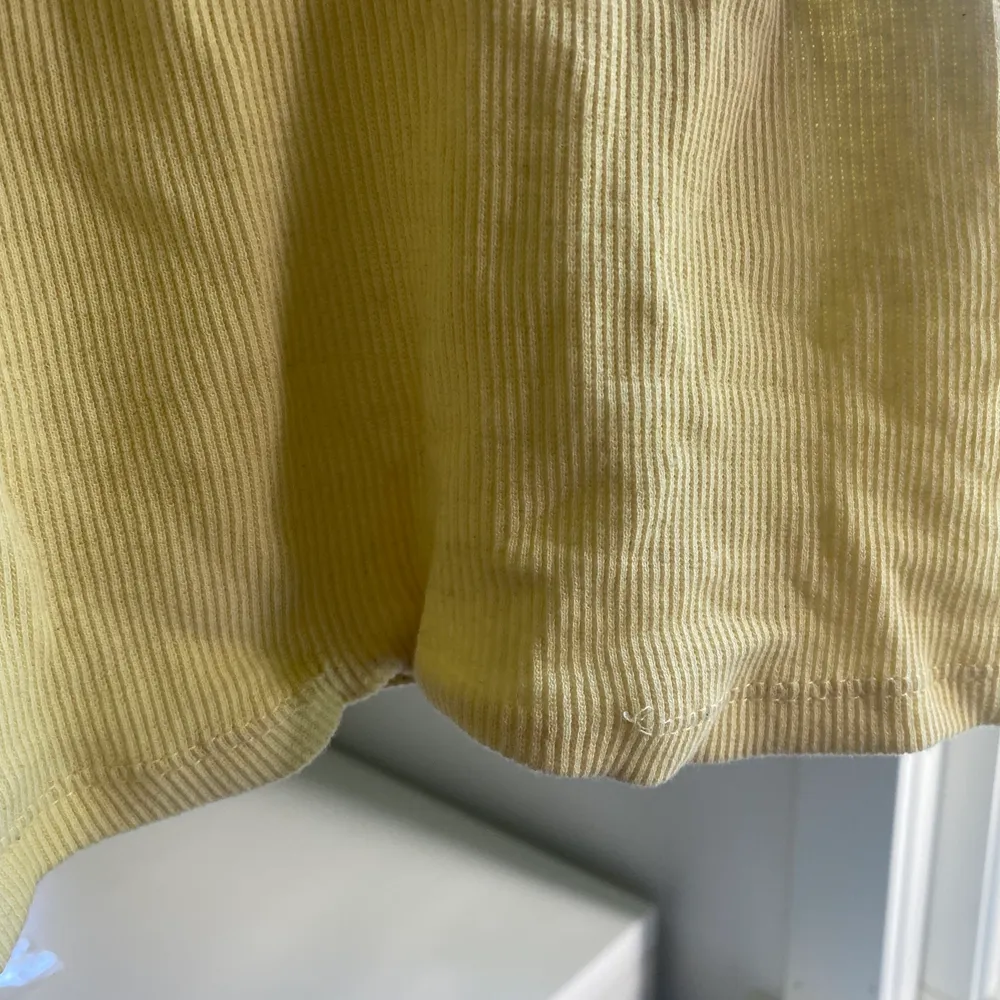 Säljer nu detta linne från zara i en gul pastellfärg, sömnen har gått upp lite nedtill men det går enkelt att fixa själv! Jättefin nu på sommaren 💛. Toppar.