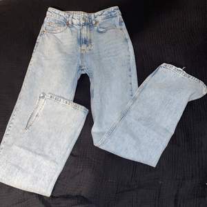 Så himla snygga jeans från bikbok med slits som tyvärr blivit försmå. Storlek 25 som passar xs/s, superfint skick ☺️