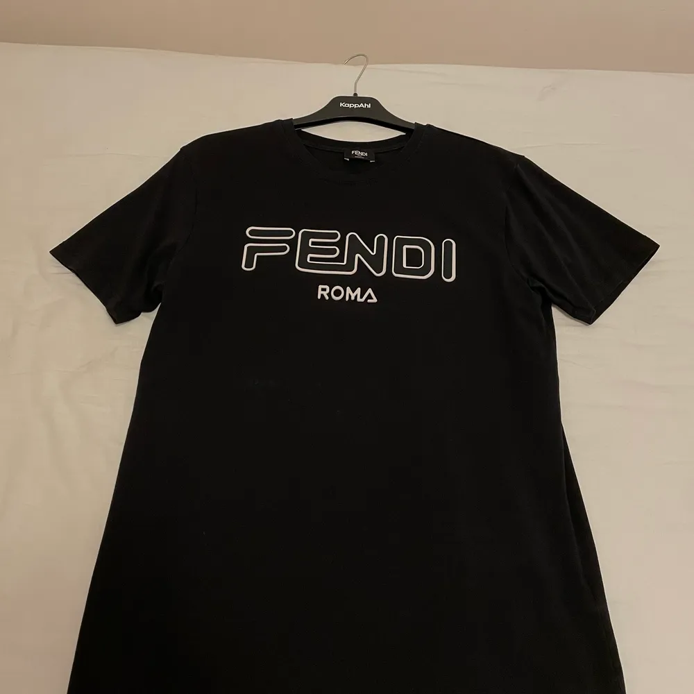 Svart T-shirt från märket Fendi i jättebra skick. Replica 1:1. T-shirts.