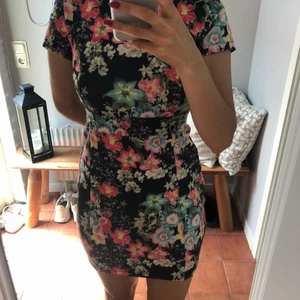 Blommigklänning - Otroligt fint skick, använd endast två gånger. Fin öppning i ryggen. Storlek: S 