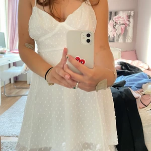 Sommarklänning - Supersöt sommarklänning perfekt nu till midsommar!!💞💞Aldrig använd! 