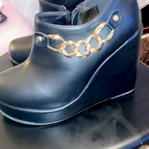 Svarta klack skor  - De är helt nya skor har aldrig använt de. Jag köpte 400 för de men ska sälja de för 200 kr