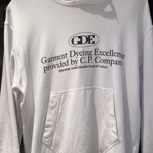 Cp Company Hoodie - Snygg cp company hoodie i storlek M. Använd sparsamt men superbra skick! Certilogo kod finns som bevis på äkthet! Köpt på Zgander på väla