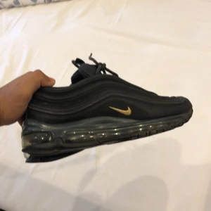 Airmax 97 Orginala  - Har dessa skorna som är i bra skick 8,5/10 det är bara skosnörna som är solblekta annars är dom i bra skick