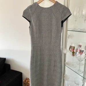 Klänning curve - Oanvänd figursydd klänning storlek S.  