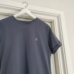 Les Deux t-shirt strl. M - I princip oanvänd t-shirt av märket Les Deux. Hör av dig! 