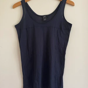 Topp FilippaK - Filippa K linne i tunt mörkblått material med synliga sömmar på framsidan. 100 % bomull och producerad i Portugal.