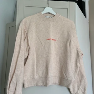 Collegetröja - En sweatshirt/collegetröja från Carin Wester i storlek xs,&superfin färg och mjukt material💗DEN ÄR KVAR står fel ❗️❗️
