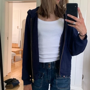 Hoddie/ Zip up  - Mörkblå hoddie/zip up från oklart märke storlek Xs-M beror på hur man vill att den ska sitta 