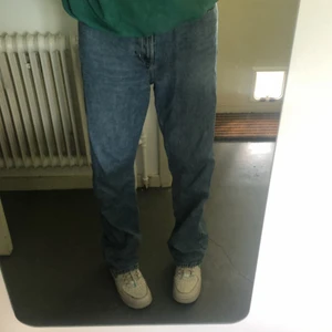 Blå jeans  - Fina blåa jeans från weekday.