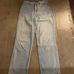 Blåa jeans från Monki, straight leg och uppsprättade längst ned (jag är 160)❣️