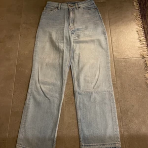jeans - Blåa jeans från Monki, straight leg och uppsprättade längst ned (jag är 160)❣️