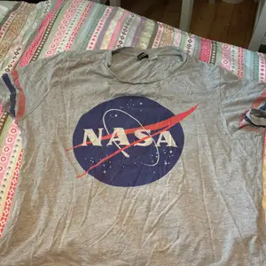 T-shirt med NASA-tryck från HM i storlek M, passar säkert S också. Köparen står för frakt. 