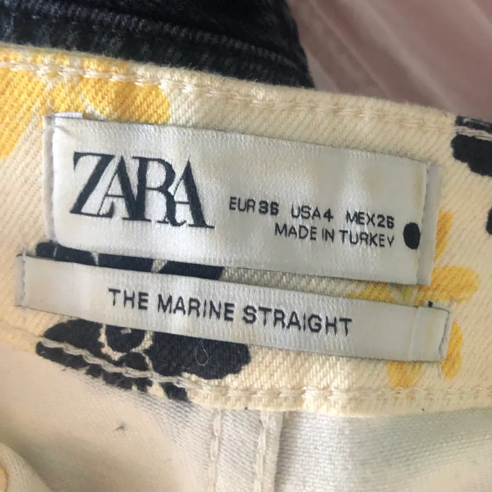 Zara jeans  The Marine straight  Storlek 36 väldigt stretchiga . Jeans & Byxor.
