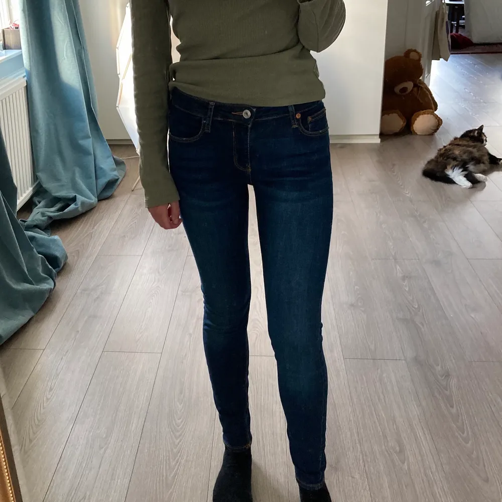 Mörkblå kontrast jeans med bruna sömmar. Low waist/ mid waist. Skulle personligen säga low. Bra skick men vissa sömmar har gått upp lite (se bild). Verkligen super snygga men har ett annat par jag använder numer.  För frågor finns jag i DM 💕. Jeans & Byxor.