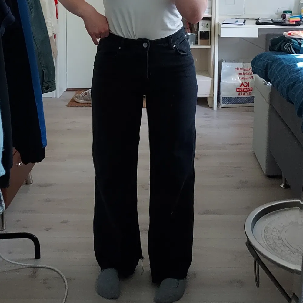 Svarta jeans från bikbok med bredare ben (wideleg). Superfina och sköna! Strlk: 30. Passar mig som är 162 cm! Köptes i Göteborg för 400 kr, säljer för 200 kr + frakt som köparen står för själv 💕. Jeans & Byxor.
