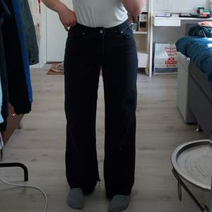 Svarta jeans från bikbok med bredare ben (wideleg). Superfina och sköna! Strlk: 30. Passar mig som är 162 cm! Köptes i Göteborg för 400 kr, säljer för 200 kr + frakt som köparen står för själv 💕