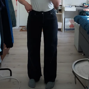 Jeans från bikbok. Strlk: 30 - Svarta jeans från bikbok med bredare ben (wideleg). Superfina och sköna! Strlk: 30. Passar mig som är 162 cm! Köptes i Göteborg för 400 kr, säljer för 200 kr + frakt som köparen står för själv 💕