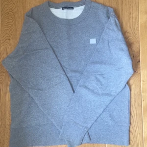 Acne Studios Crewneck - En skitsnygg grå Acne Studios crewneck. Knappt använd, kondition 9/10. Original pris är 2000kr.