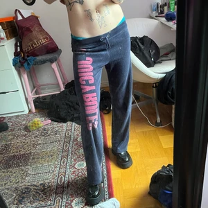 Juicy couture - Juicy couture mjukisar!! Med tryck på sidan, tvättade dom i lite för hög värme så dom e lite strävare nu där av pris! 🌸 mörkblåa/ lila med rosa tryck utan bakfickor. Visas på en Xs 165 cm