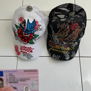 Ed hardy keps  - Säljer mina 3 ed hardy kepsar 😟 jättefina! perfekta för sommaren! bud från 450kr! Frakt går att lösas också. 